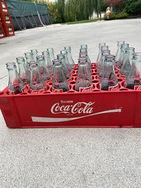 Cassetta e bottiglie Coca-Cola vintage