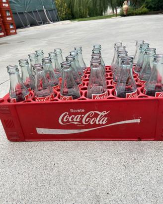 Cassetta e bottiglie Coca-Cola vintage