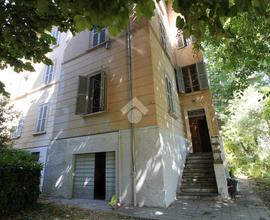 2 LOCALI A PARMA