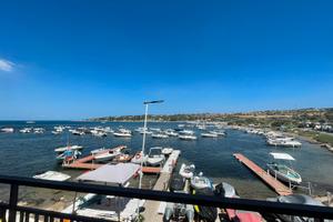 Posto barca nel pontile o boa. Approdo di Brucoli