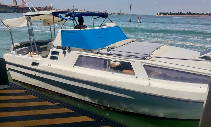 Natante semicabinato linea d'asse