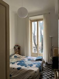 Camera matrimoniale in ampio appartamento