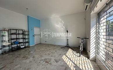 NEGOZIO con vetrina fronte strada