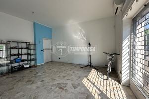 NEGOZIO con vetrina fronte strada