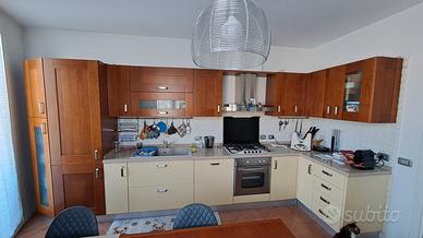 Cucina Febal con top in quarzo ed elettrodomestici