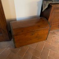 Baule antico in legno con coperchio bomba