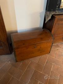 Baule antico in legno con coperchio bomba