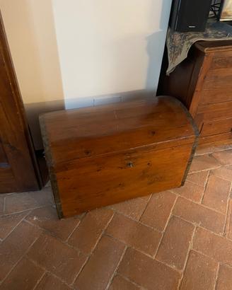 Baule antico in legno con coperchio bomba