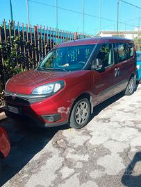 Auto monovolume rossa