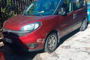 Auto monovolume rossa