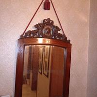 Specchio incorniciato in legno intarsiato