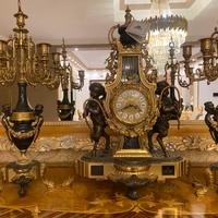 Tris di orologio e candilabro