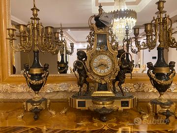 Tris di orologio e candilabro