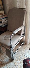 Sedia a rotelle comoda con wc