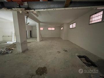 Ampio locale ristrutturato - pianura, napoli