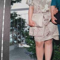 Abito color grigio con collana