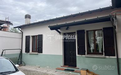 Villa indipendente su 4 lati zona bussecchio