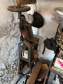 Antico trapano manuale