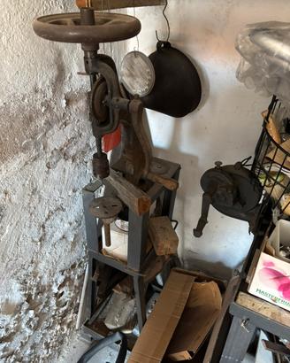 Antico trapano manuale