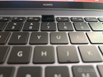 Huawei MateBook 14 con scatola e caricatore