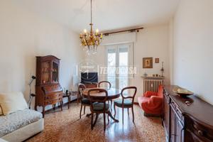 **Luminoso Trilocale all'Ultimo Piano in Zona Serv