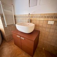 Monile bagno con lavabo