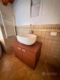 Monile bagno con lavabo