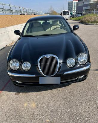 Jaguar S-Type 2.5 V6 – Eleganza britannica