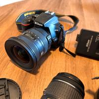 Fotocamera Nikon D3500 con due obiettivi