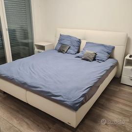 Letto matrimoniale con 2 comodini