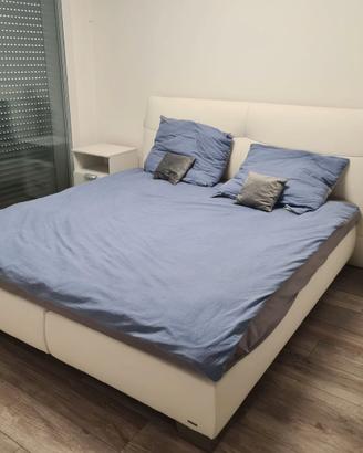 Letto matrimoniale con 2 comodini