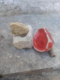 pietre scavate con ceramica e canna di legno