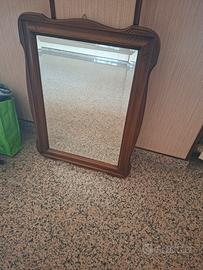Specchio con cornice in legno