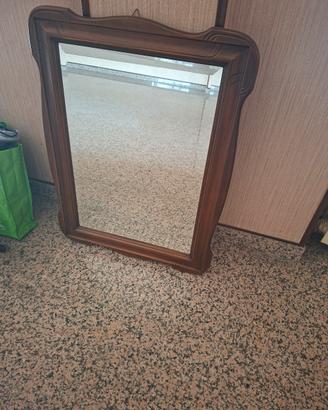 Specchio con cornice in legno