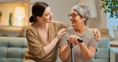 Giovane badante offre aiuto a signora anziana sola