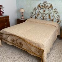 Letto matrimoniale in ferro battuto foglia d’oro