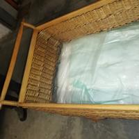 culla in vimini con ruote in legno e materassino