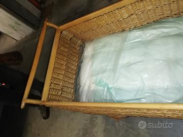 culla in vimini con ruote in legno e materassino