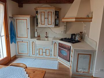 Cucina ad angolo in stile country/ montagna
