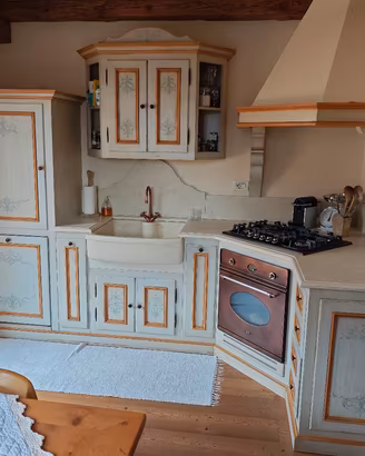Cucina ad angolo in stile country/ montagna