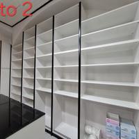 scaffalatura componibile in legno per negozio