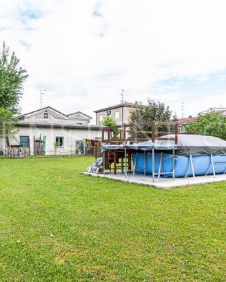 Casa indipendente di 305 m² con più di 5 locali e 