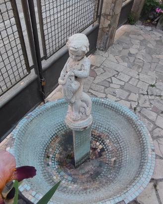 Fontana da giardino con puppo