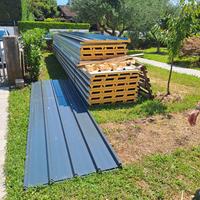 Pannello sandwich e lamiera grecata