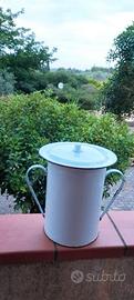 Antico vaso da notte con coperchio