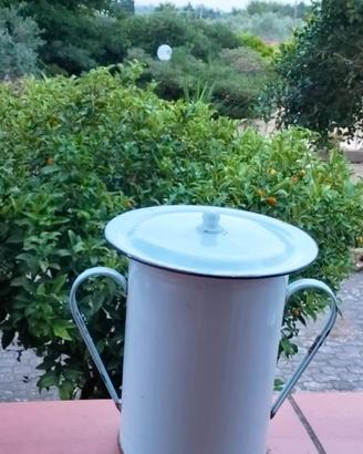 Antico vaso da notte con coperchio