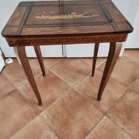 Tavolino intarsiato antico con carillon