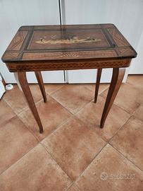 Tavolino intarsiato antico con carillon