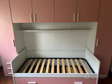 Cameretta a ponte rosa con letto estraibile