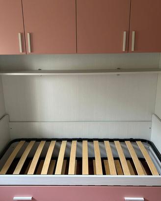 Cameretta a ponte rosa con letto estraibile